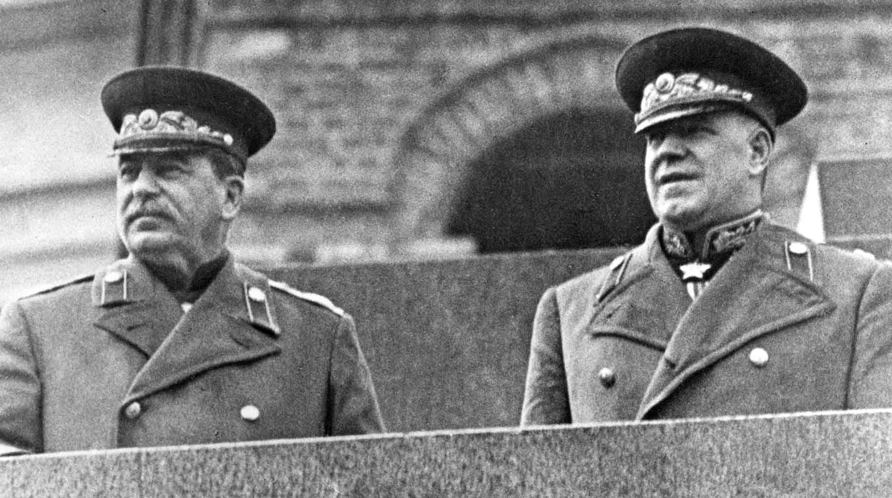 Москва. Парад Победы. Иосиф Сталин и Георгий Жуков на трибуне Мавзолея