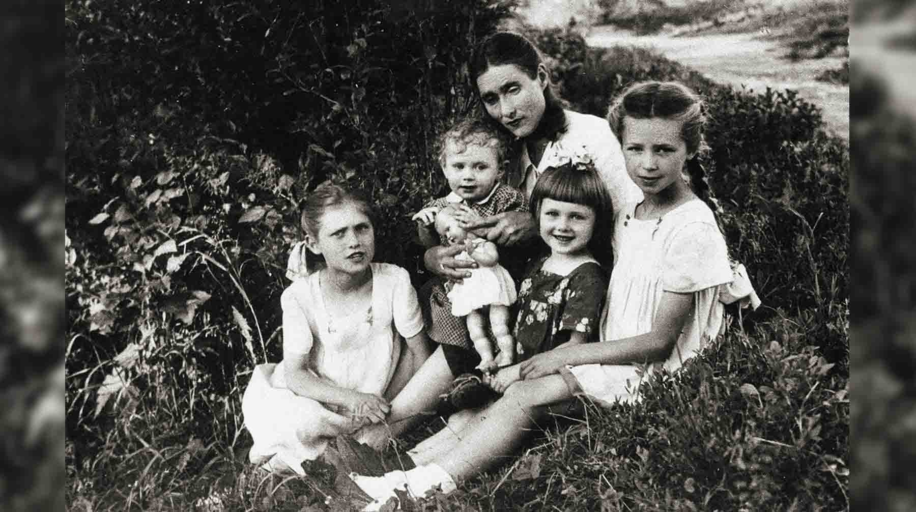 Александра Павловна Жириновская с детьми