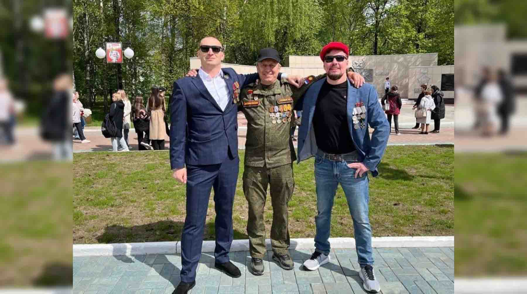 Александр (справа) с товарищами на праздновании Дня Победы в 2025 году