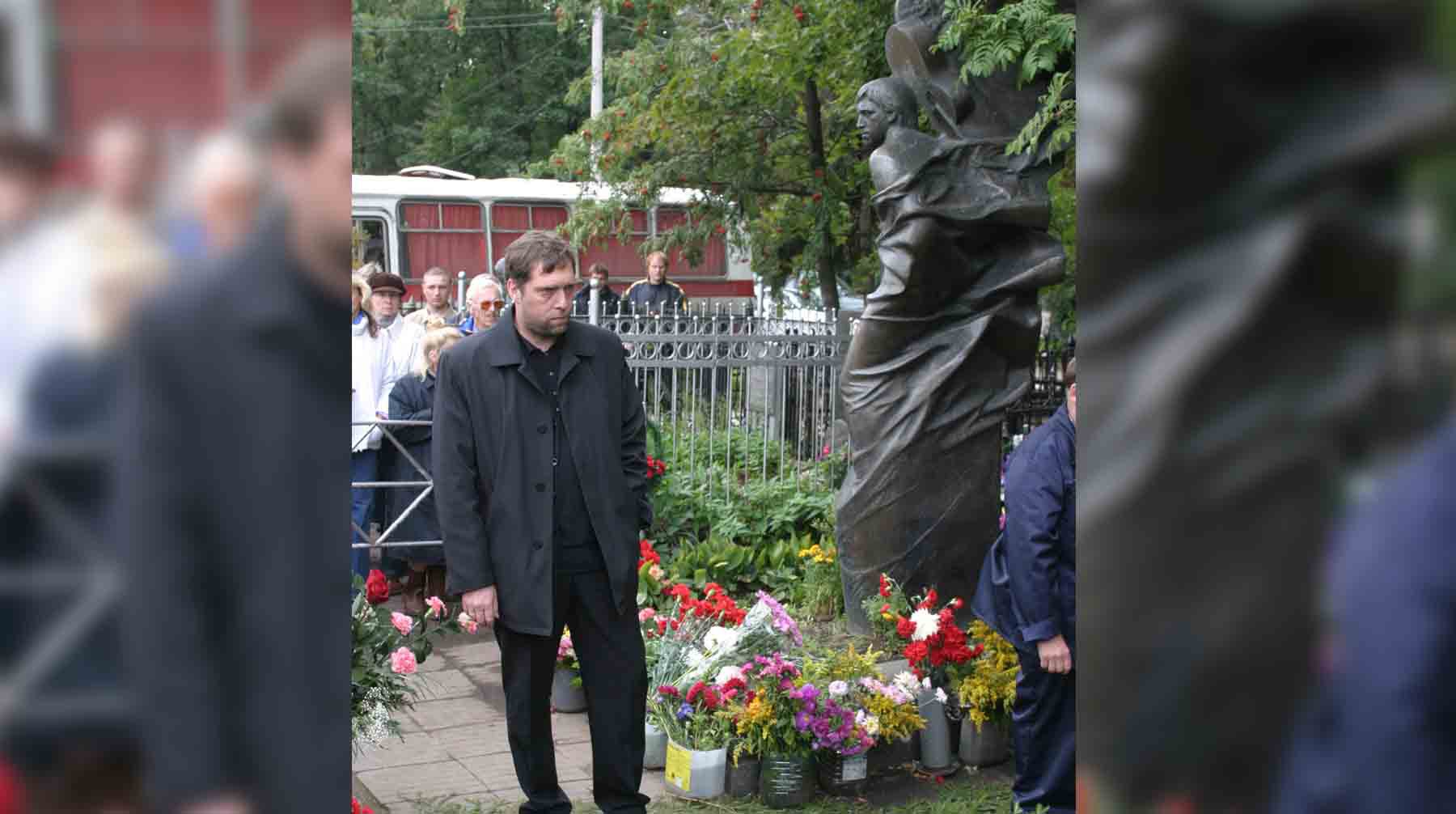 Никита Высоцкий, сын Владимира Высоцкого, у могилы отца