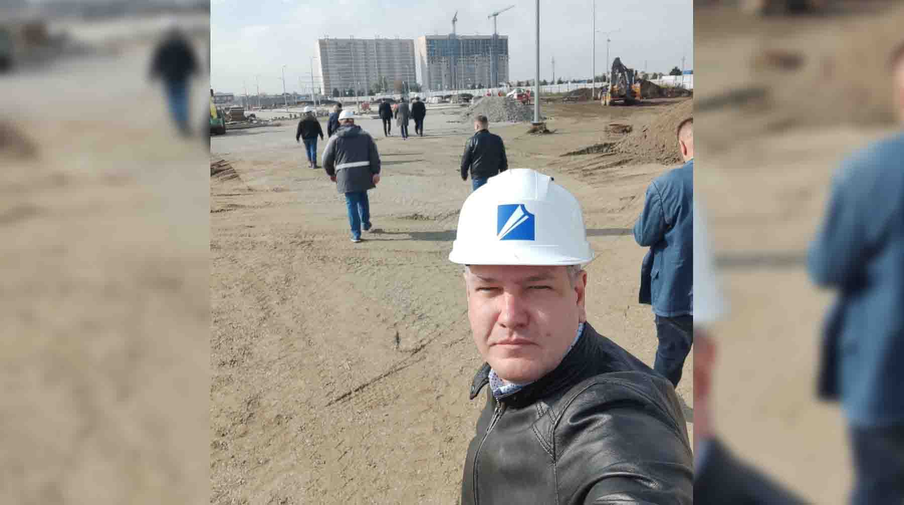 Лембит Уули с делегацией заместителя губернатора Красноярского края на фоне строящегося объекта в Краснодаре