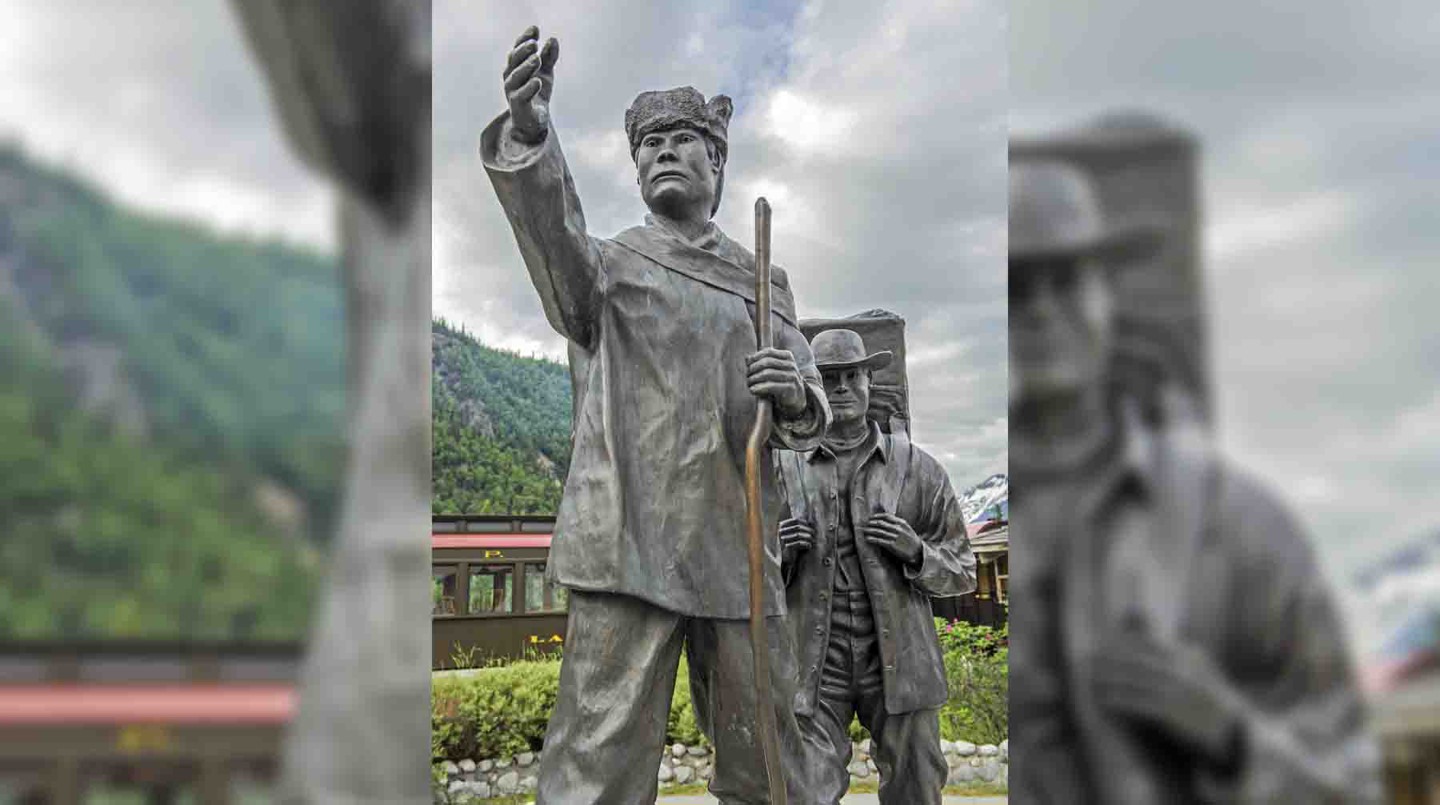 Статуя коренного американца, указывающего путь золотоискателям, Скагуэй, Аляска