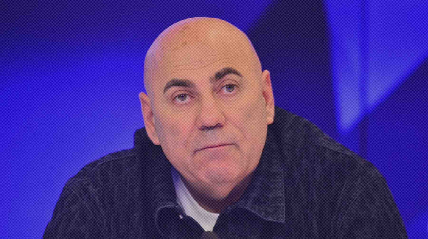 По словам продюсера, он в это время был в самолете