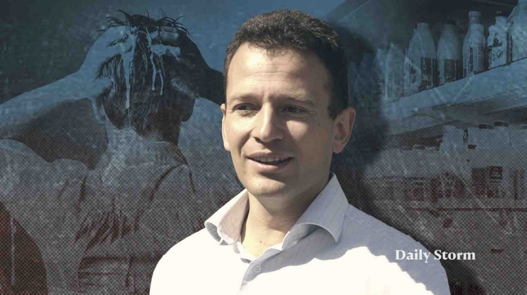 Нацболы облили ряженкой создателя движения «Наши» Василия Якеменко в Петербурге