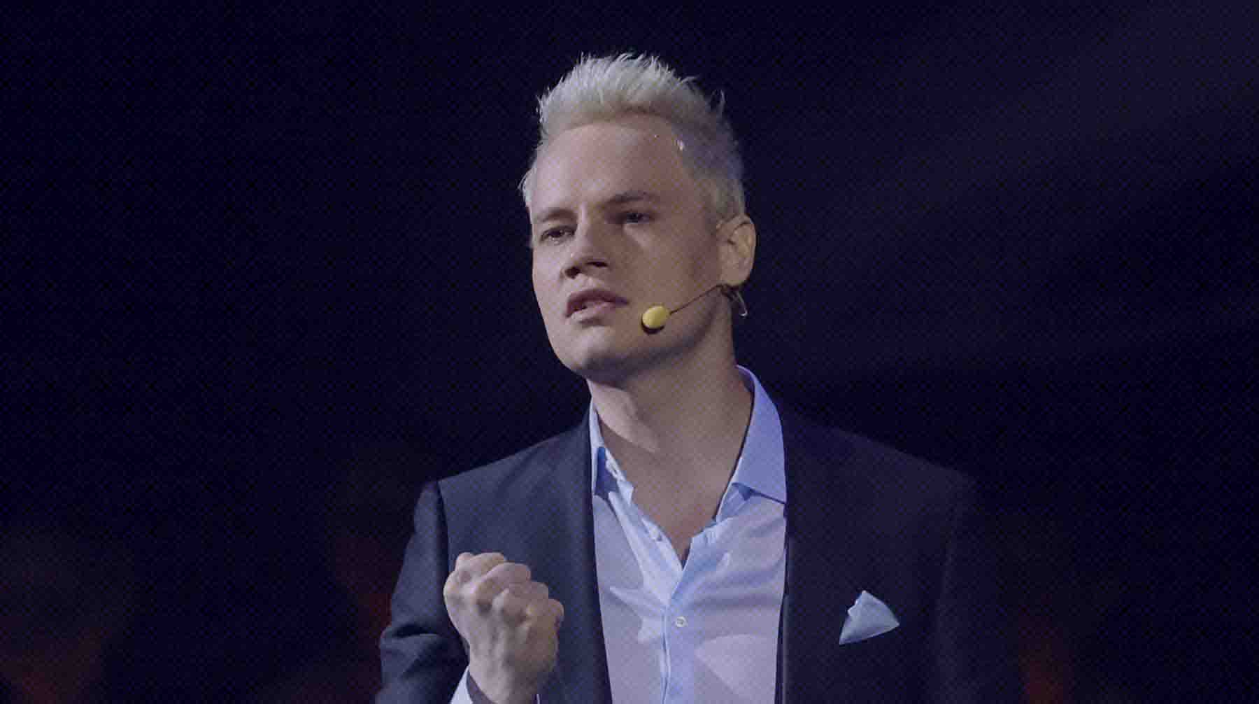 Певец выступил с благотворительным мини-концертом для жителей курского приграничья SHAMAN