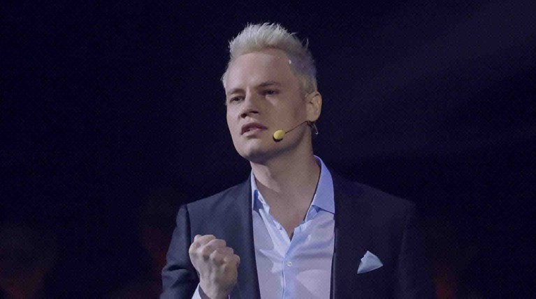 «Чтобы Катю не будить»: SHAMAN рассказал, как по ночам в туалете записывает новые песни