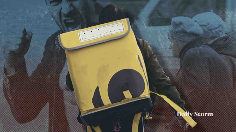 Жительница Новосибирска в соцсетях пожаловалась на курьера, который пнул бабушку в переходе