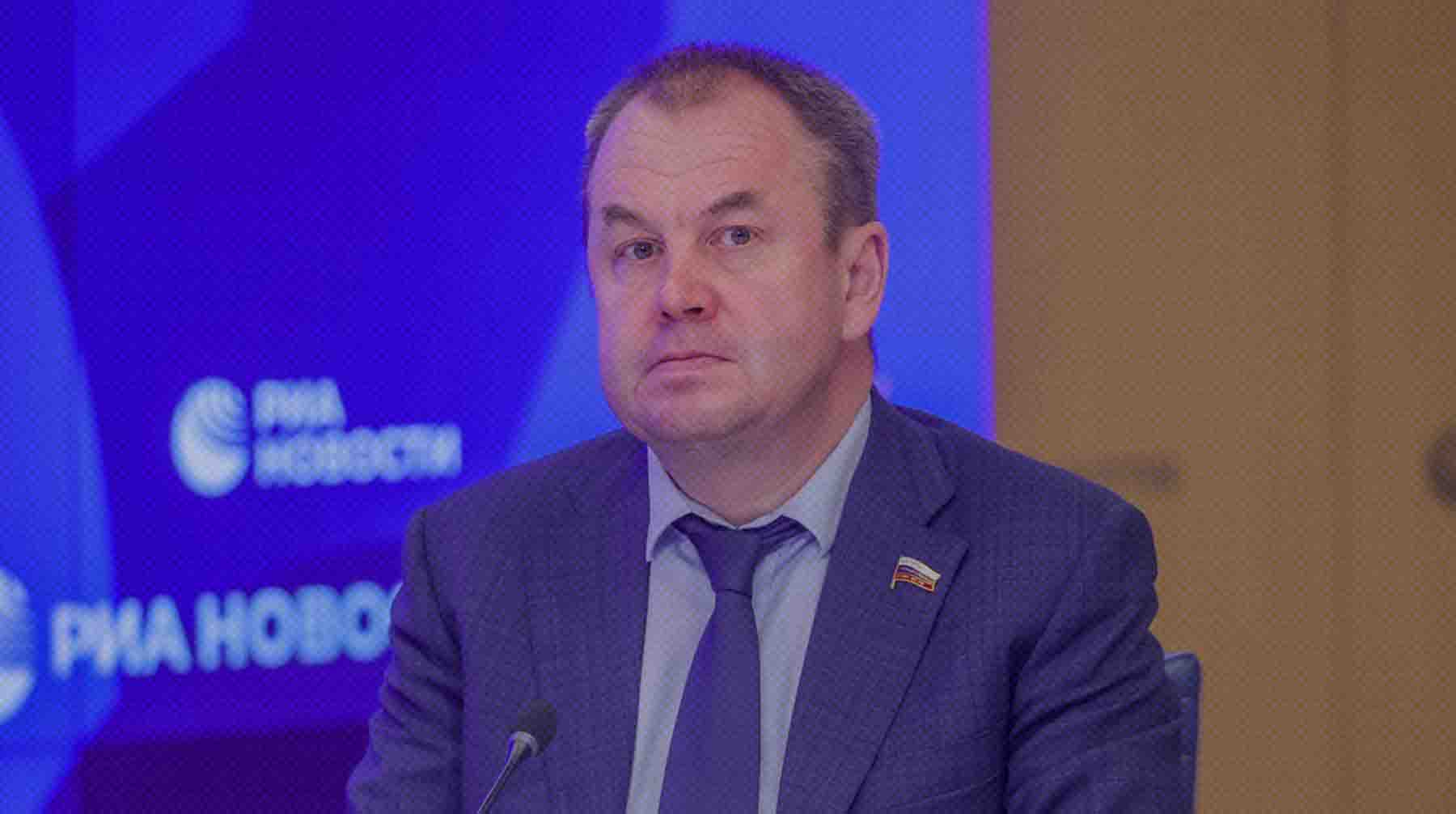 Единогласным решением его заменили на недавно получившего мандат Владимира Сысоева Станислав Наумов