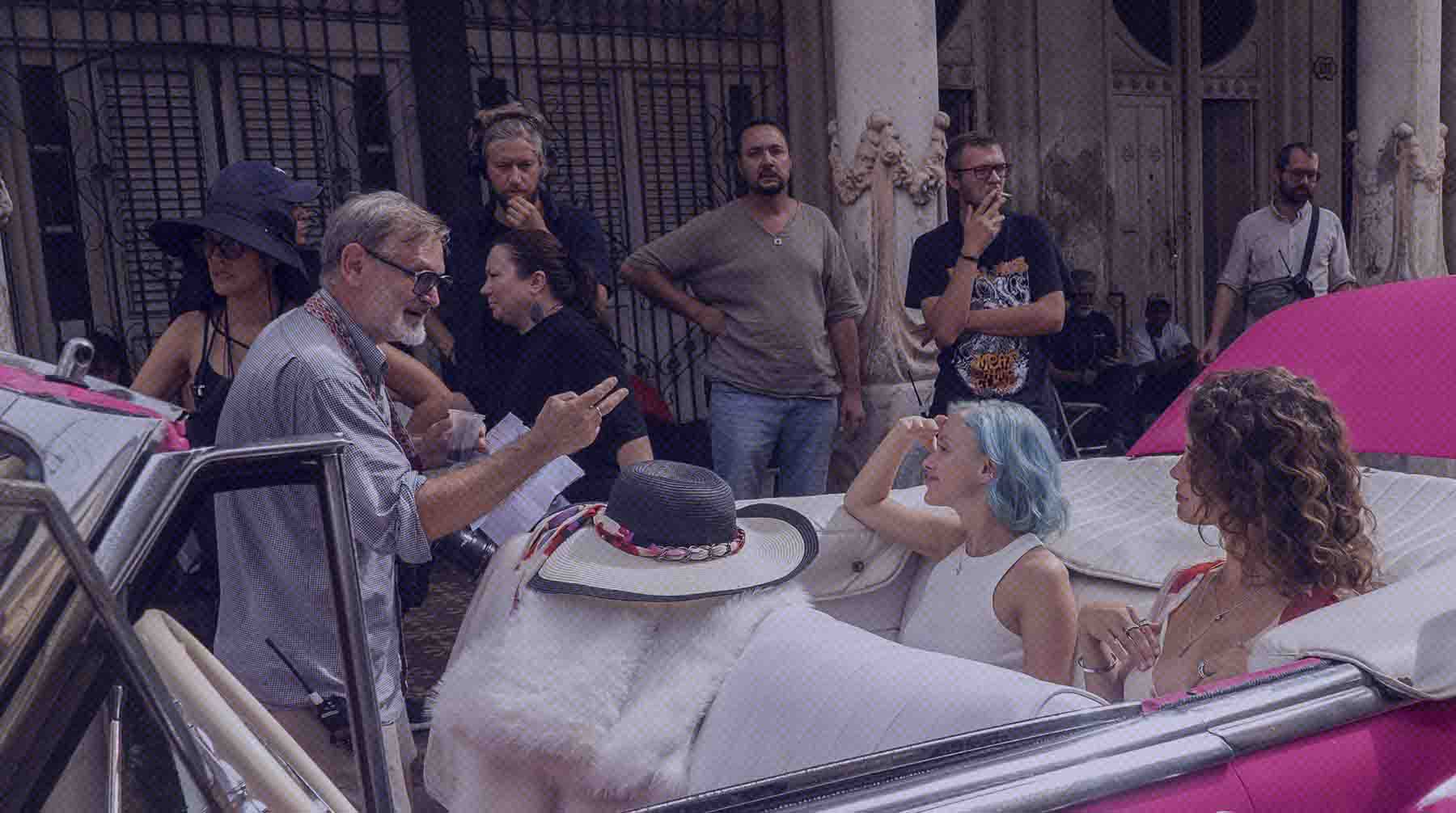 В павильоне построили реплику терминала с табло, эскалаторами и стойками регистрации Фото со съемок фильма «Гуантанамера»