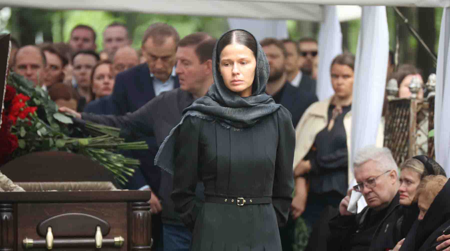 Полина Копылова на церемонии прощания с Романом Старовойтом