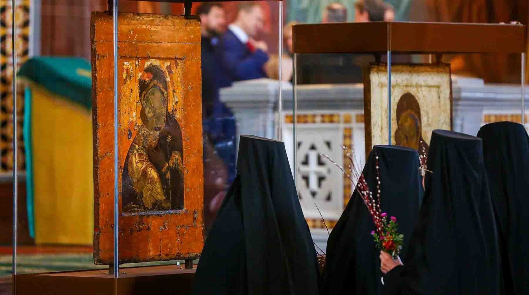 Верующие у Владимирской и Донской икон Божией Матери