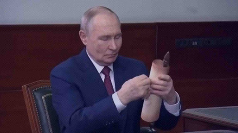 В ЦИК объяснили, почему Памфилова подарила Путину свиток