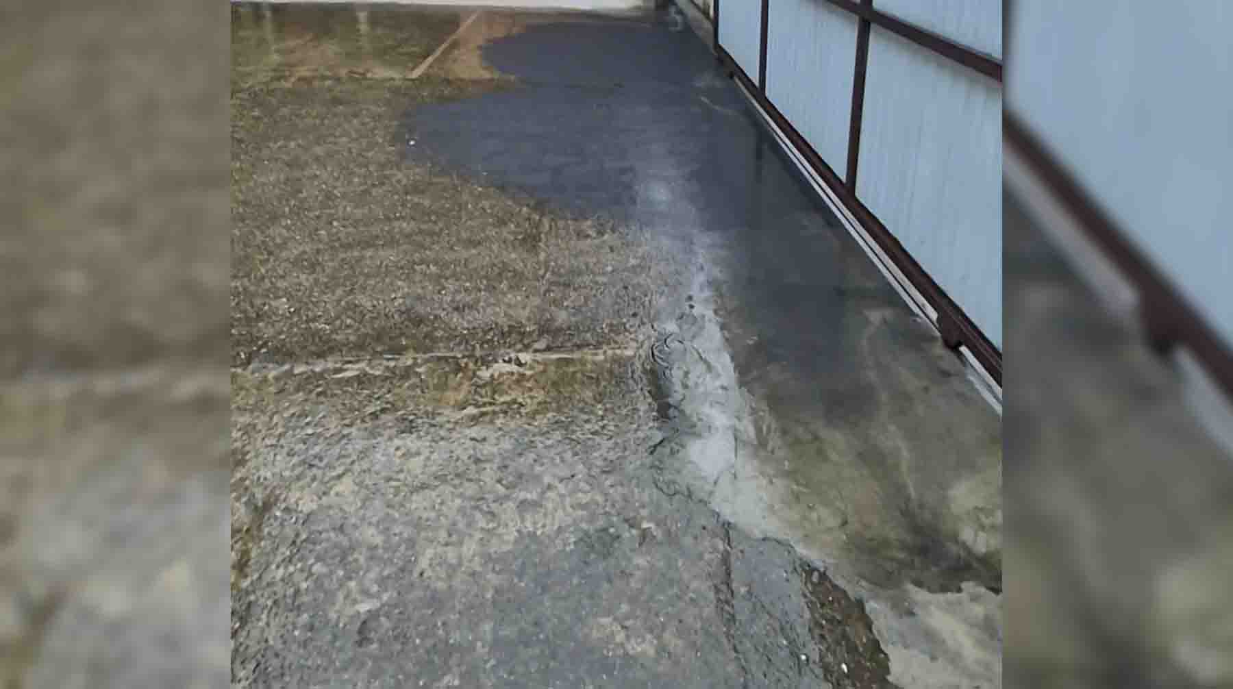 Следы после «нефтяных дождей» в Туапсе