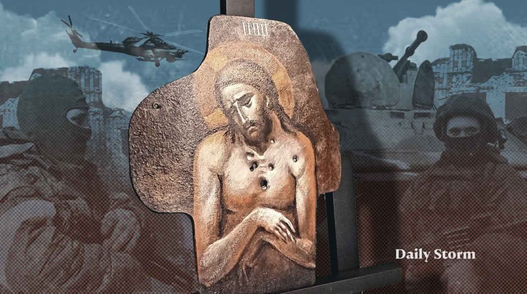 «Отмыли от крови и написали лики святых»: в «Ленкоме» открыли выставку икон на пластинах от бронежилетов бойцов СВО
