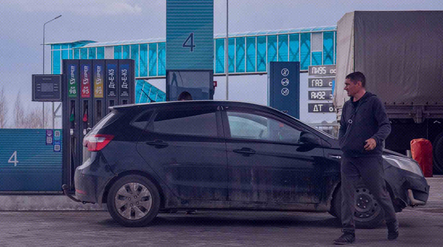 Лимиты на продажу бензина заметили на нескольких заправках «Киришиавтосервиса» и одной пригородной АЗС «Роснефти» Фото: Global Look Press / Оксана Кароль
