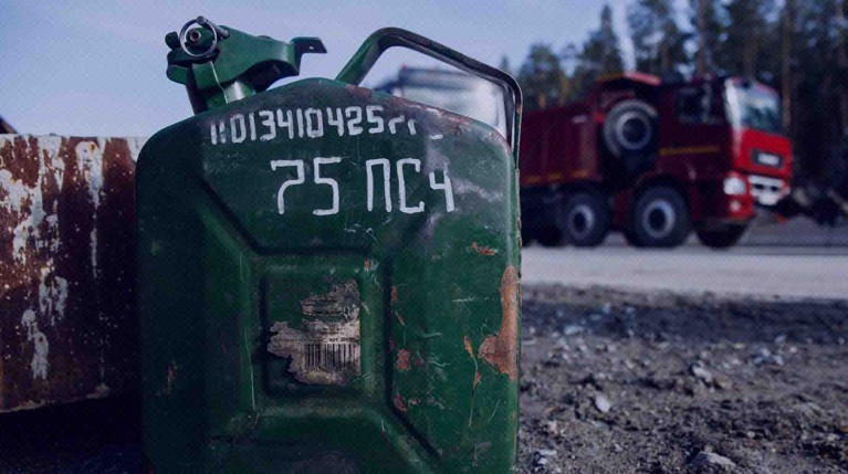 На полуостров предлагают привезти топливо из Краснодара, но за доставку придется заплатить минимум 25 тысяч рублей Фото: Global Look Press / Илья Московец