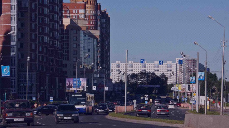Регион расположен в 2,5 тысячах километров от границы с Украиной Сургут