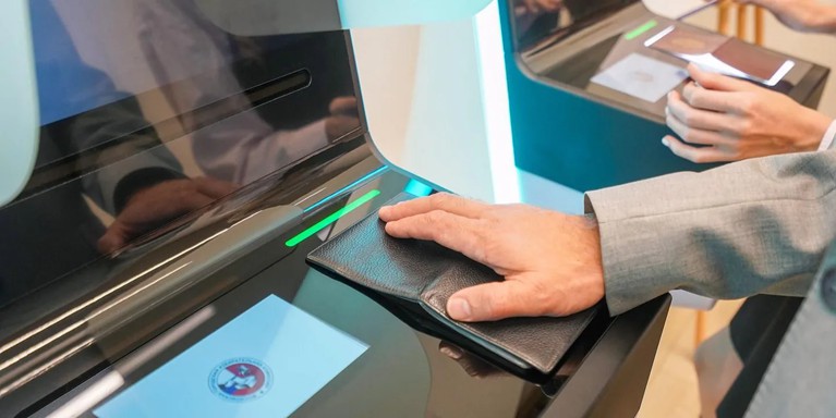 Второй день голосования проходит в столице штатно, несмотря на массированные атаки. Фото: Евгений Самарин. Mos.ru