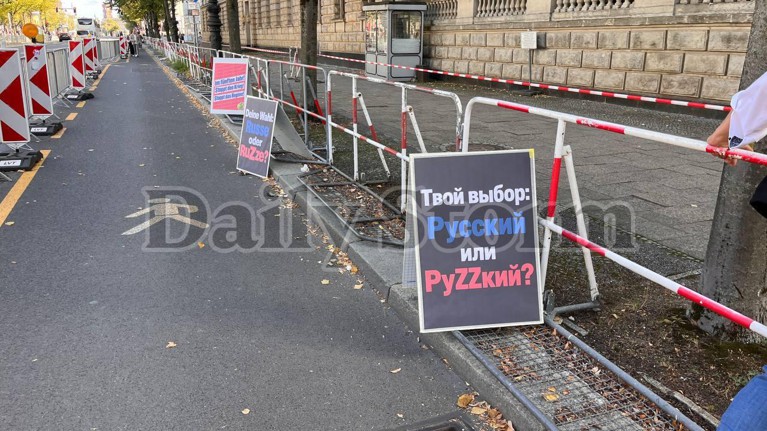 За границей россияне сегодня голосовали. В Берлине участок организовали в российском посольстве. Фото: собеседник издания