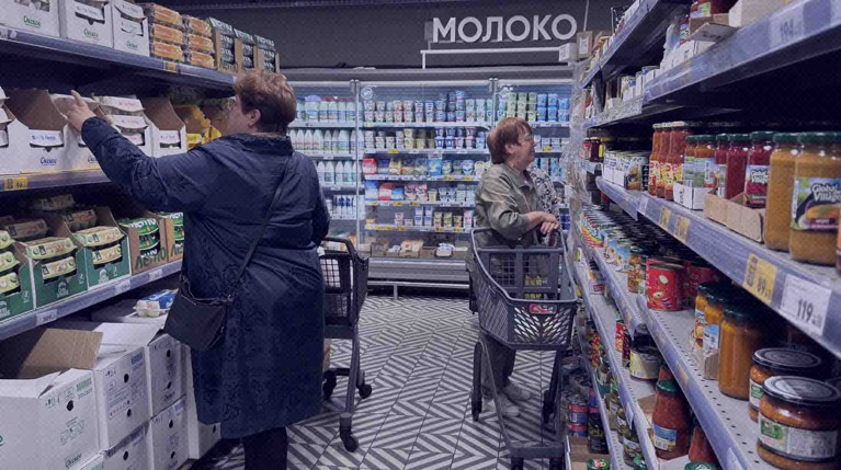 Среди других сильно подорожавших товаров, которые назвали россияне, — сыр, сахар, соль, чай и птица Фото: Global Look Press / Александр Легкий