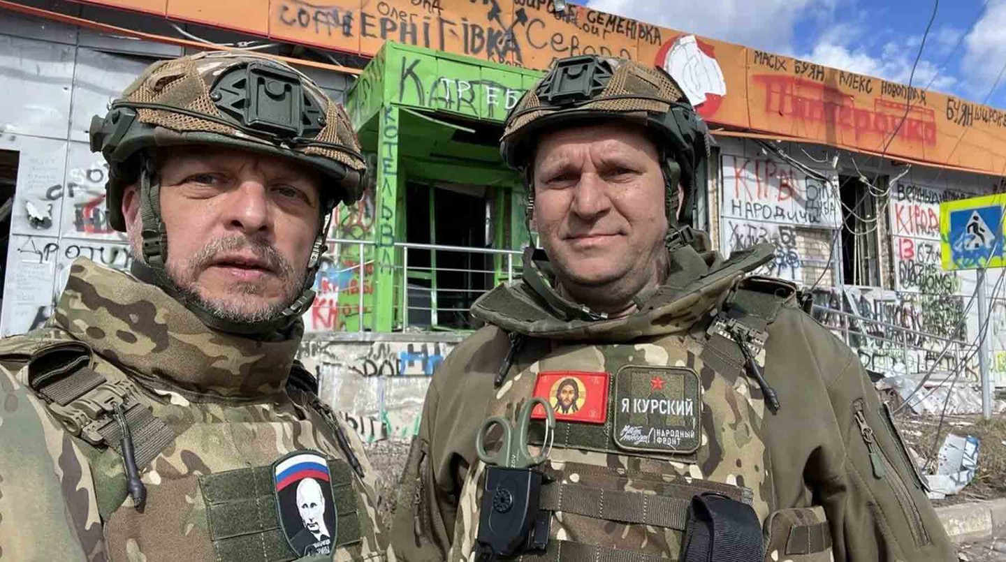 Александр Богачев вместе с нынешним главой Суджанского района Алексеем Спиридоновым на руинах «Пятерочки»