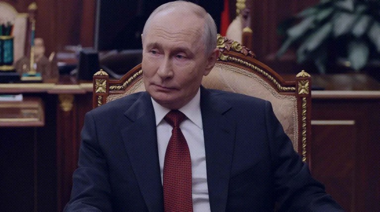 Инициативу о проведении трехсторонних переговоров российский лидер озвучил в телефонном разговоре с президентом США